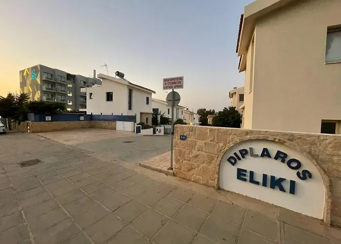 Platform 357 Mimoza With View パラリムニ